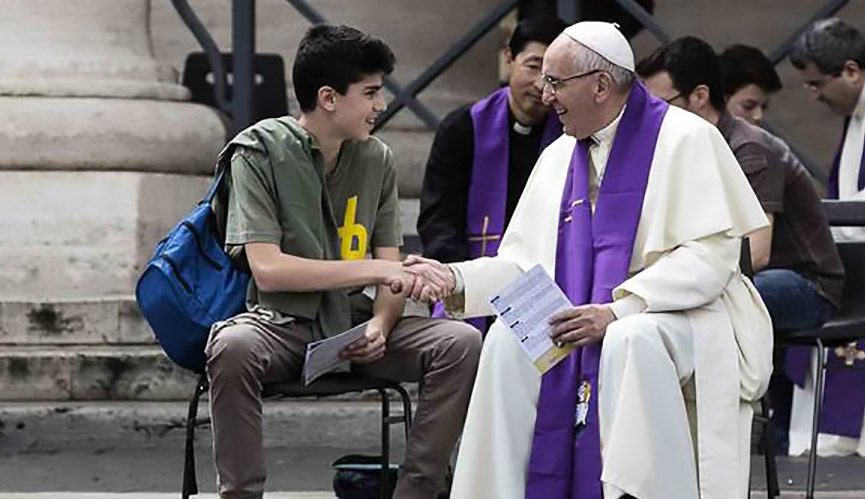 Papa Francisco confesando